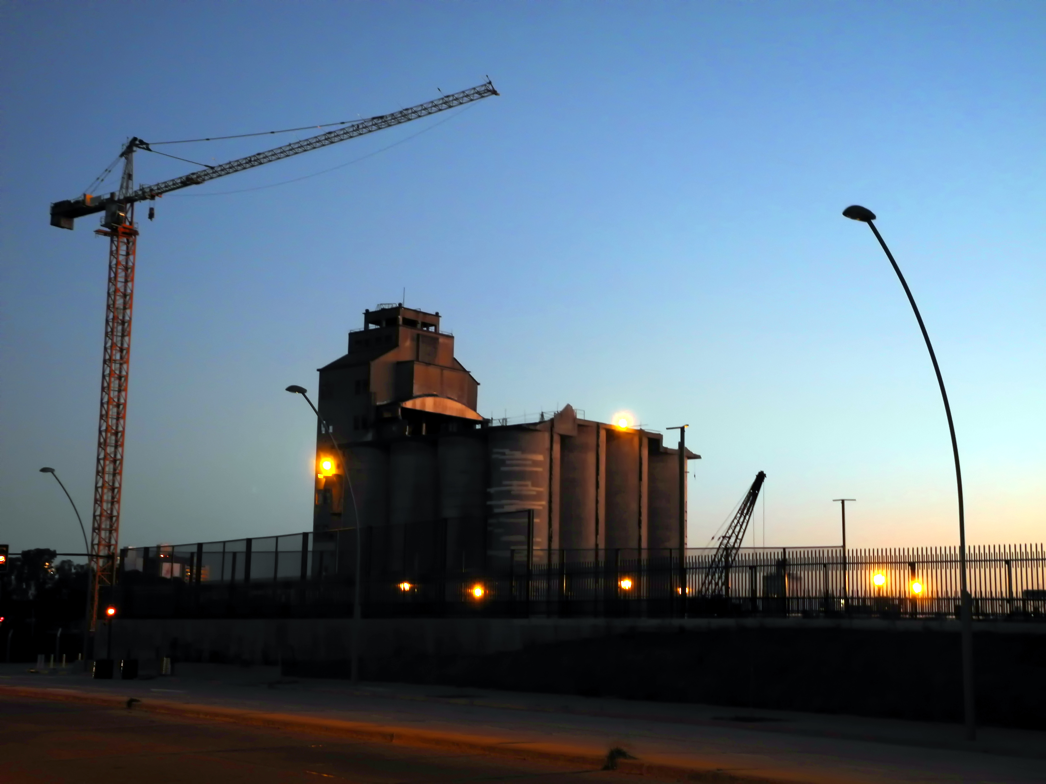 Silos al anochecer