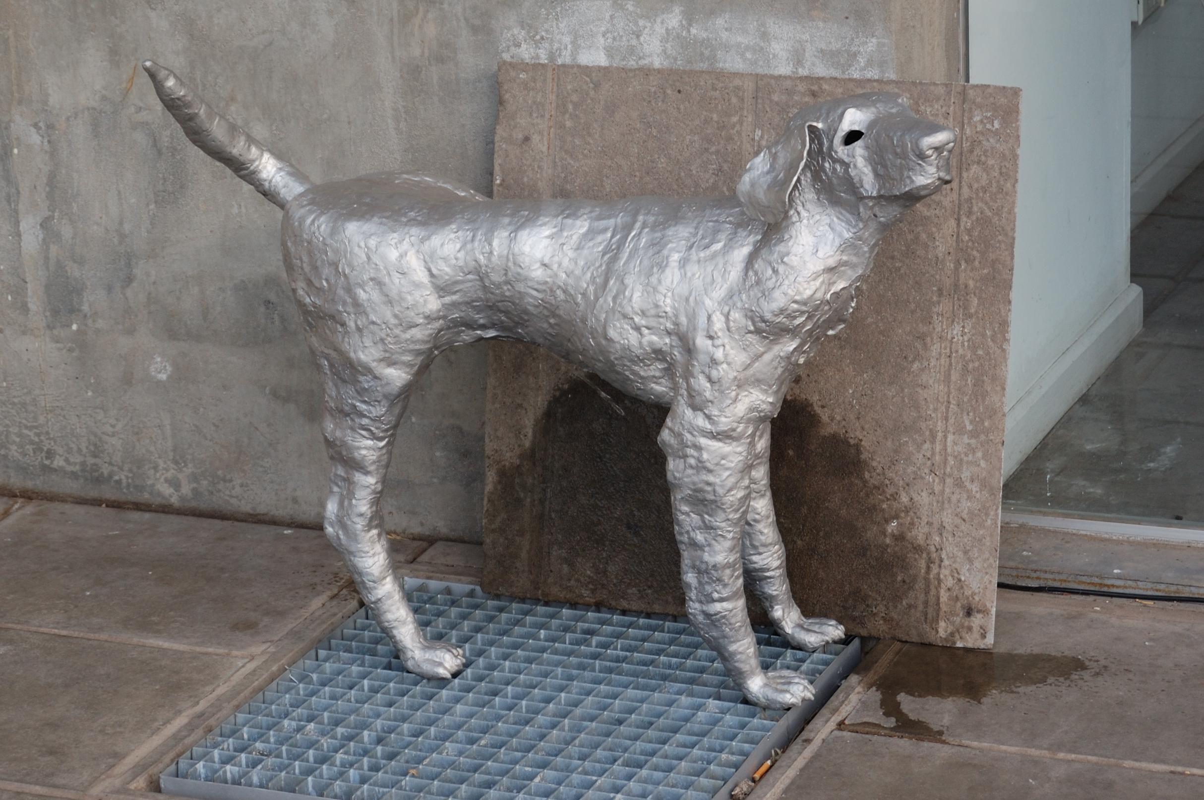 Estatua de un perro (en Silos Davis)