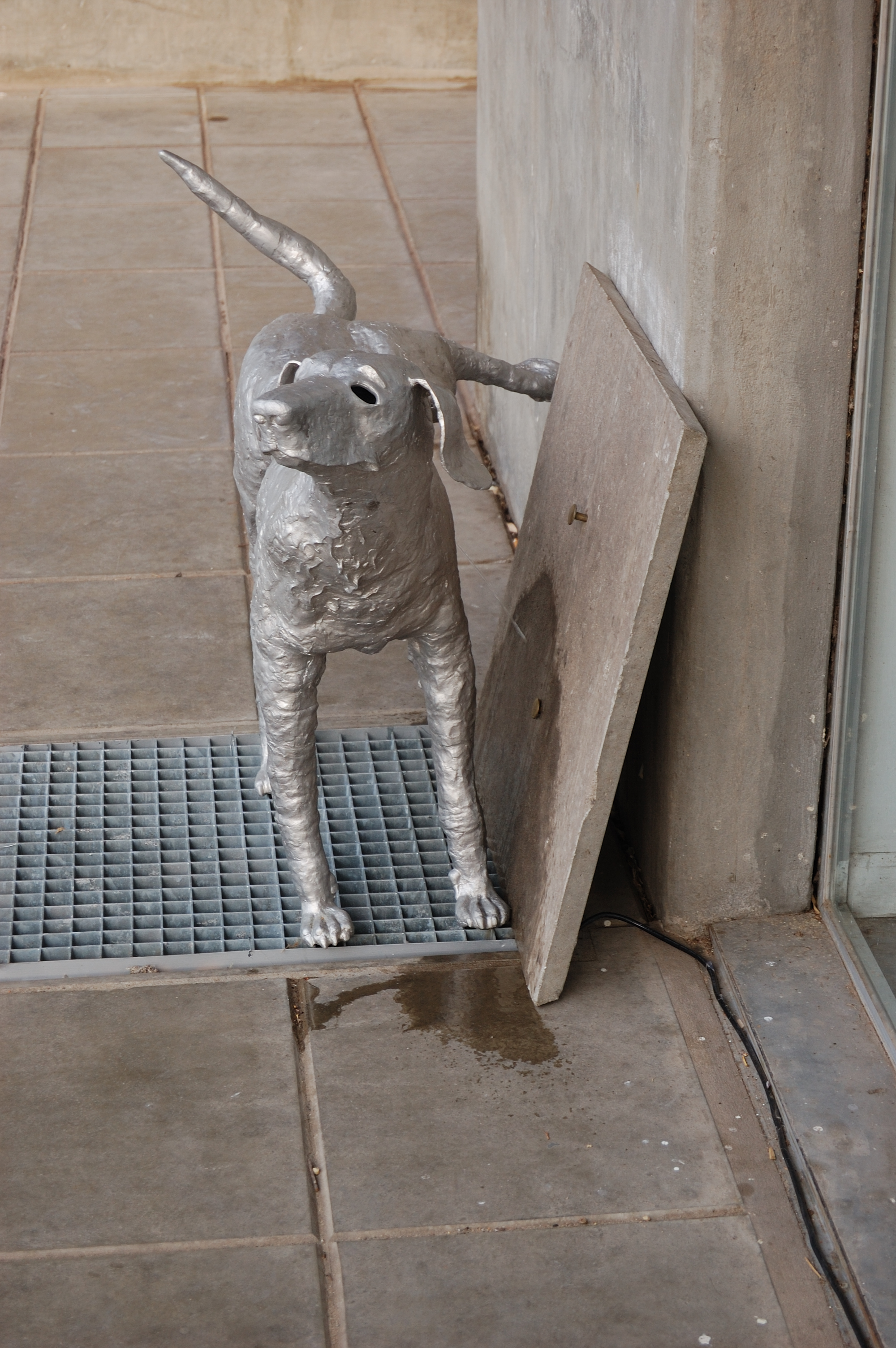 Estatua de un perro (en Silos Davis)