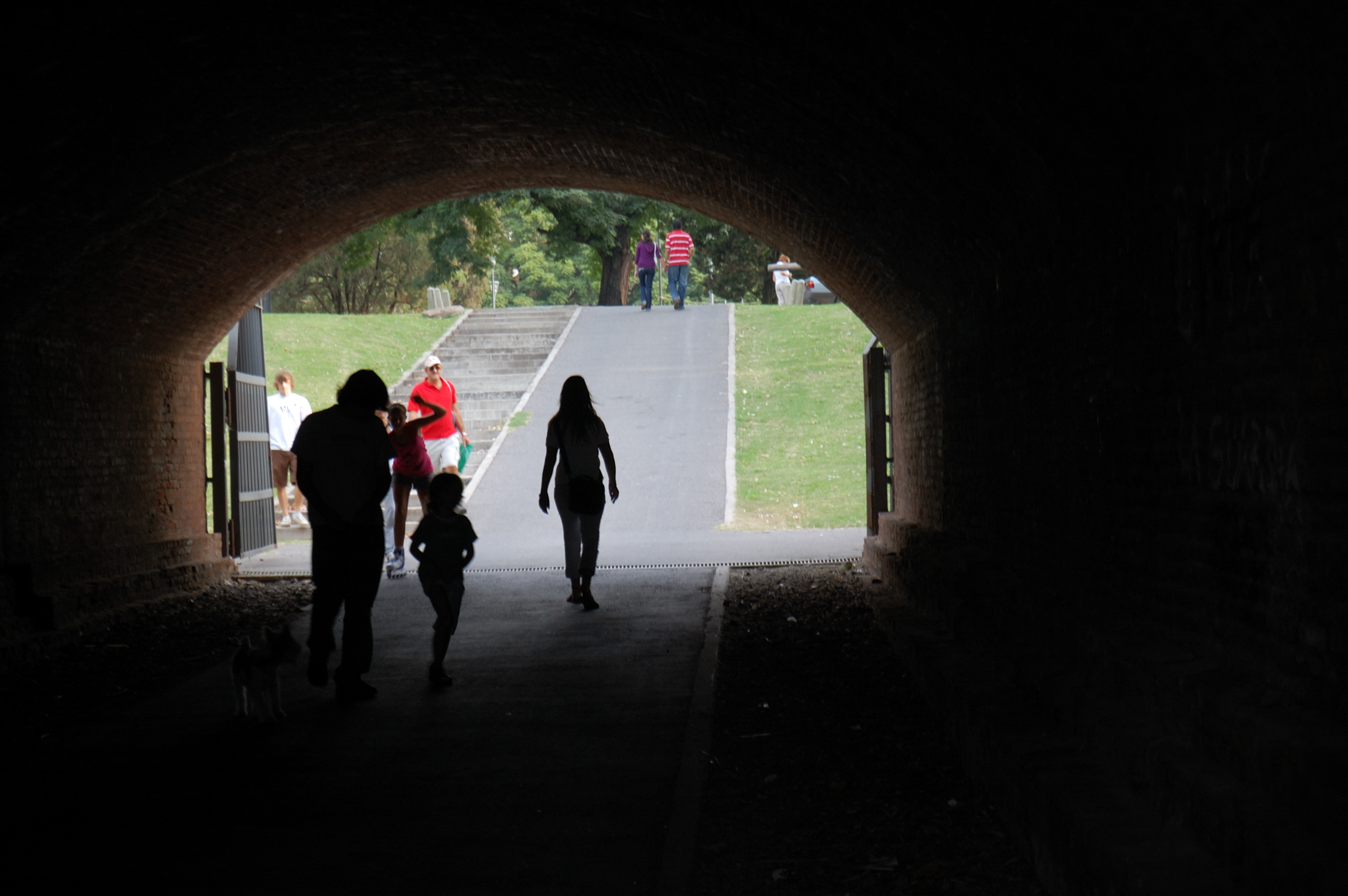 Siluetas a la salida de un tunel en Silos Davis