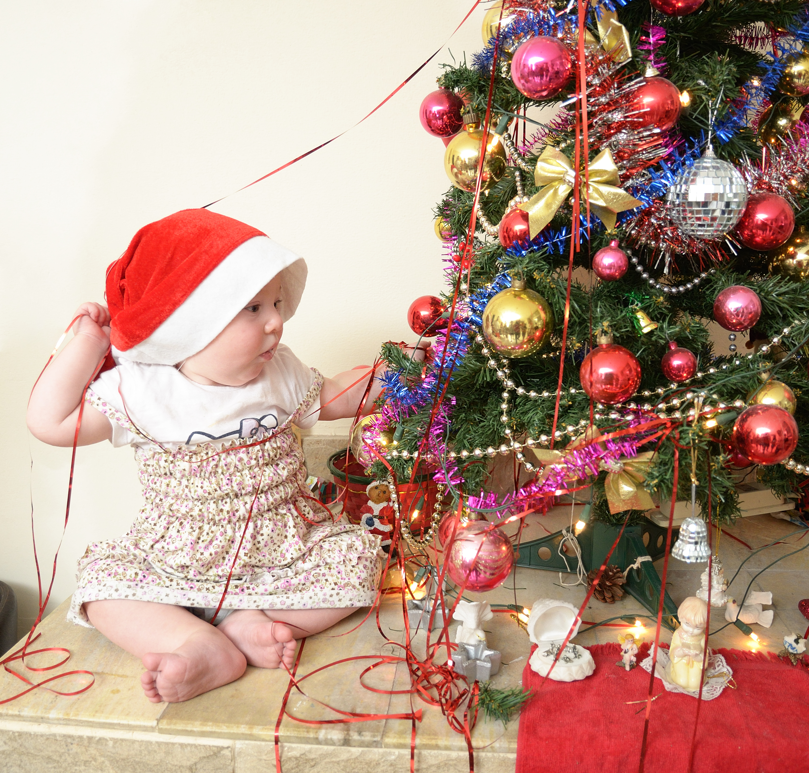 Sofía desarmando el arbolito de Navidad (1)