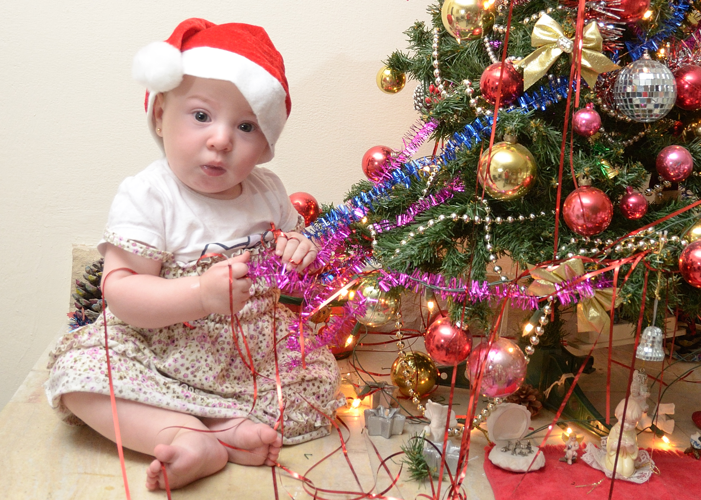 Sofía desarmando el arbolito de Navidad (2)