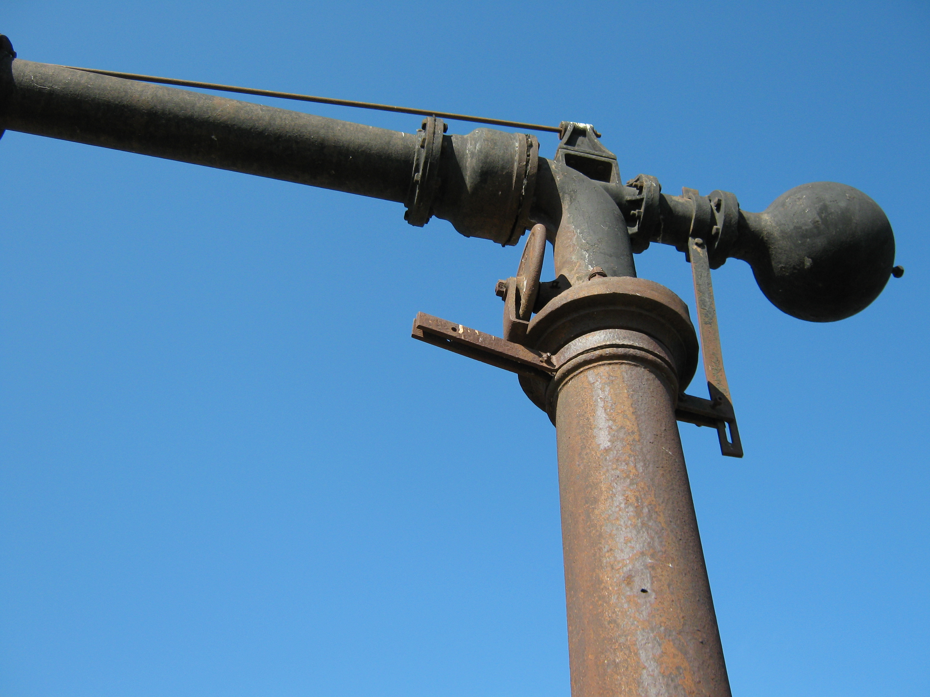 Surtidor de agua para locomotoras