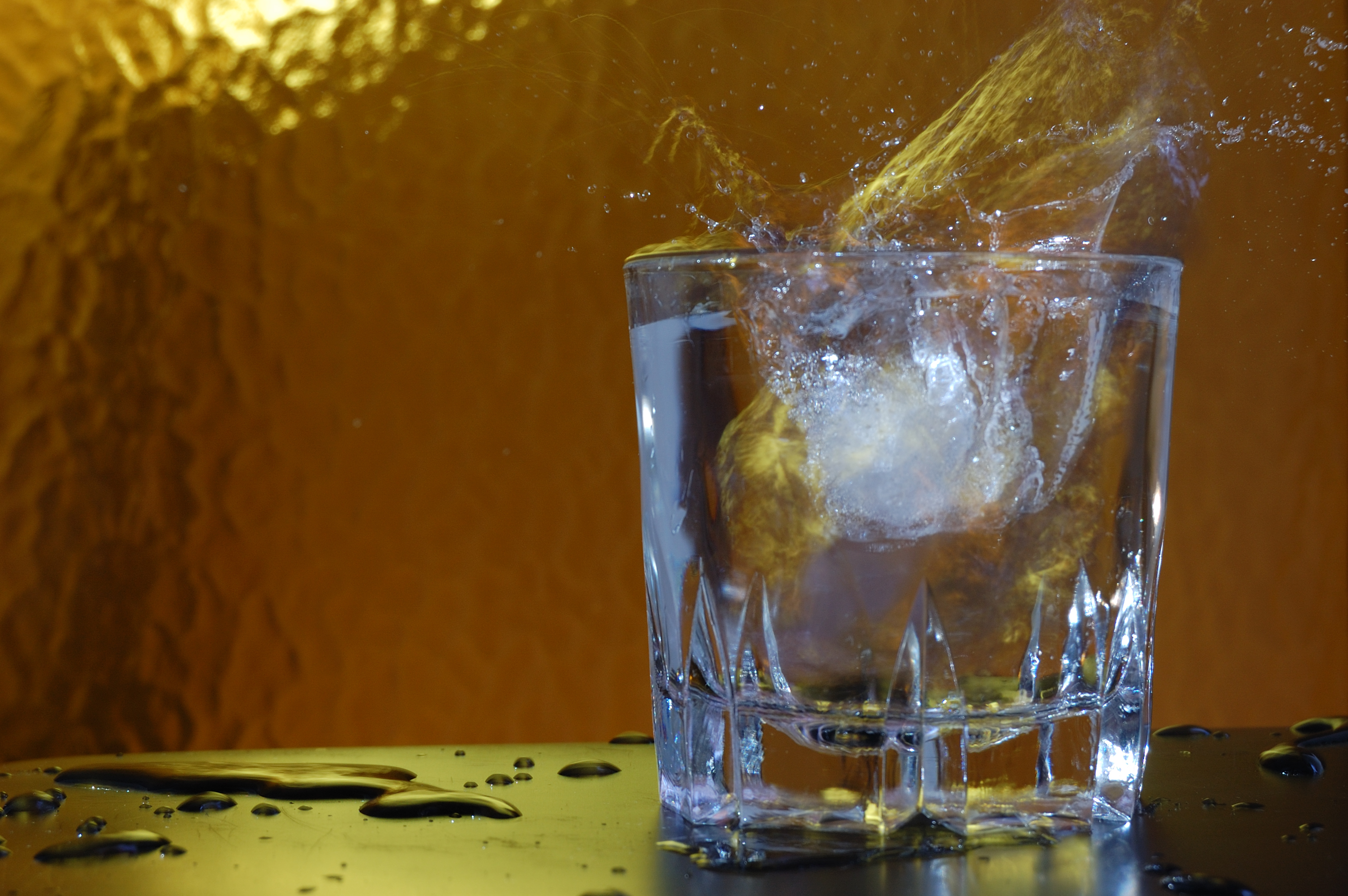 Vaso con hielo salpicando
