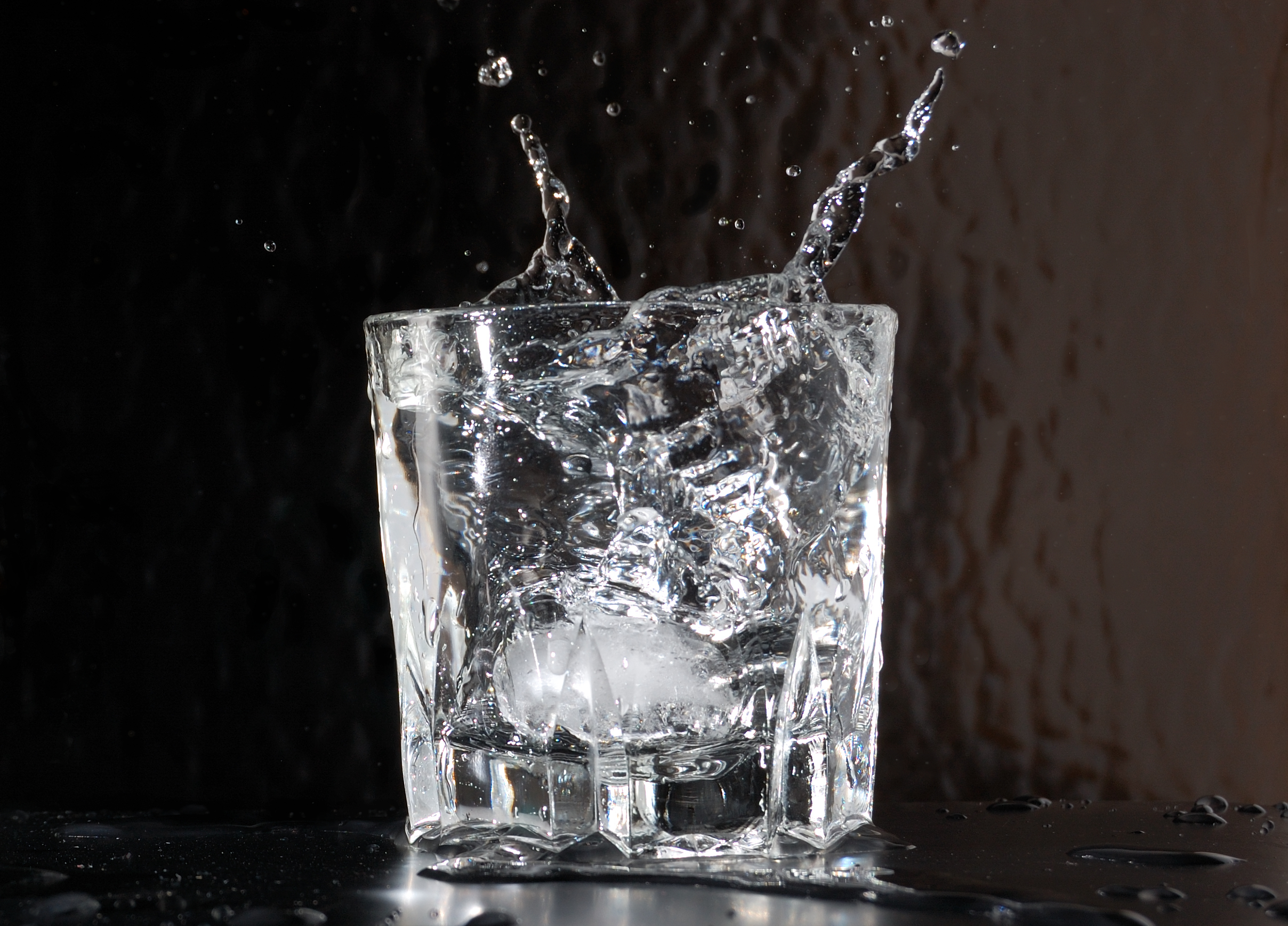 Vaso con hielo salpicando