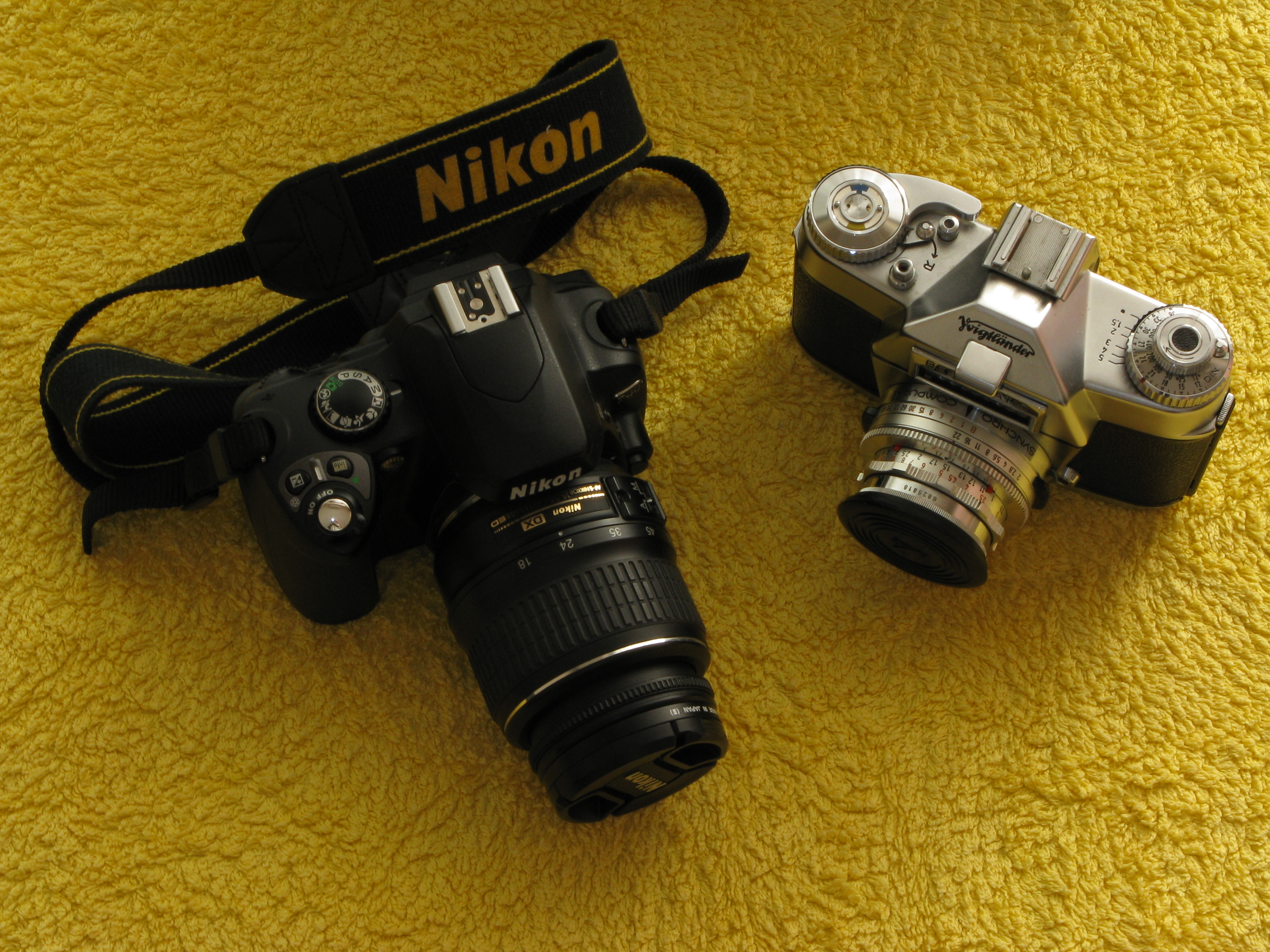 Cámaras Voigtländer Bessamatic y Nikon D40 (dos generaciones)