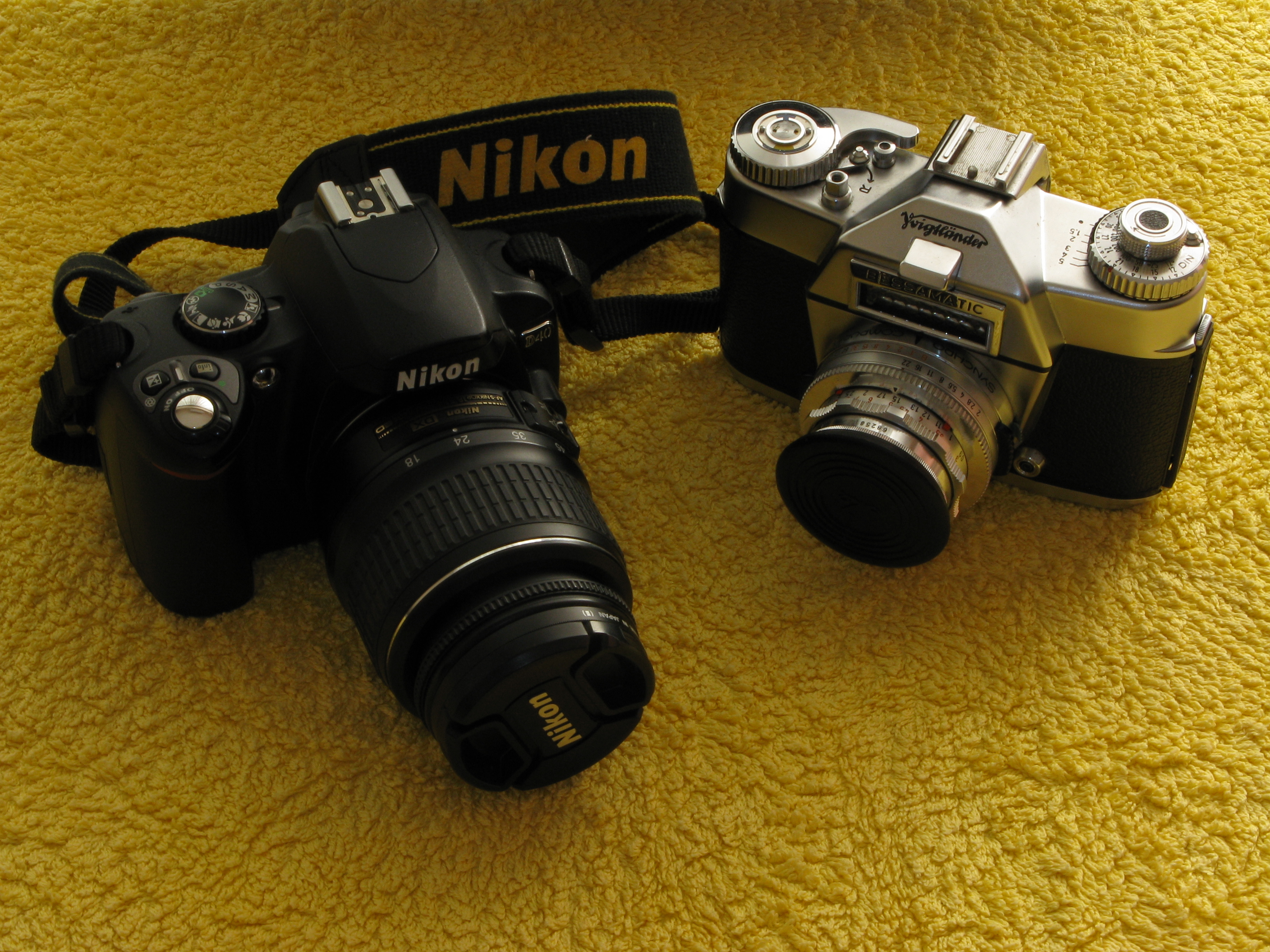 Cámaras Voigtländer Bessamatic y Nikon D40 (dos generaciones)